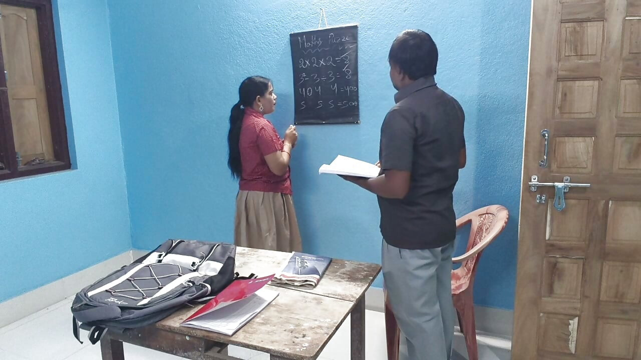Desi 印度 18 岁女学生在教室里和老师做爱，老师在学习的时候，Desi 印度女孩 Xxx 视频