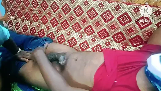Kayınbiraderi genç erkek kardeşini emziriyor - tam şehvetli sert göğüs emiyor