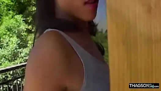 Olgun esmer hatun zonklayan yarağı gırtlağına kadar alıyor ve parmaklanıyor