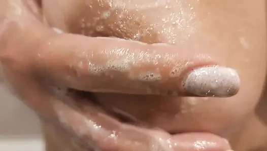 Hey stiefbrud, sieh dir meine titten in der Dusche an und lass mich deinen schwanz berühren