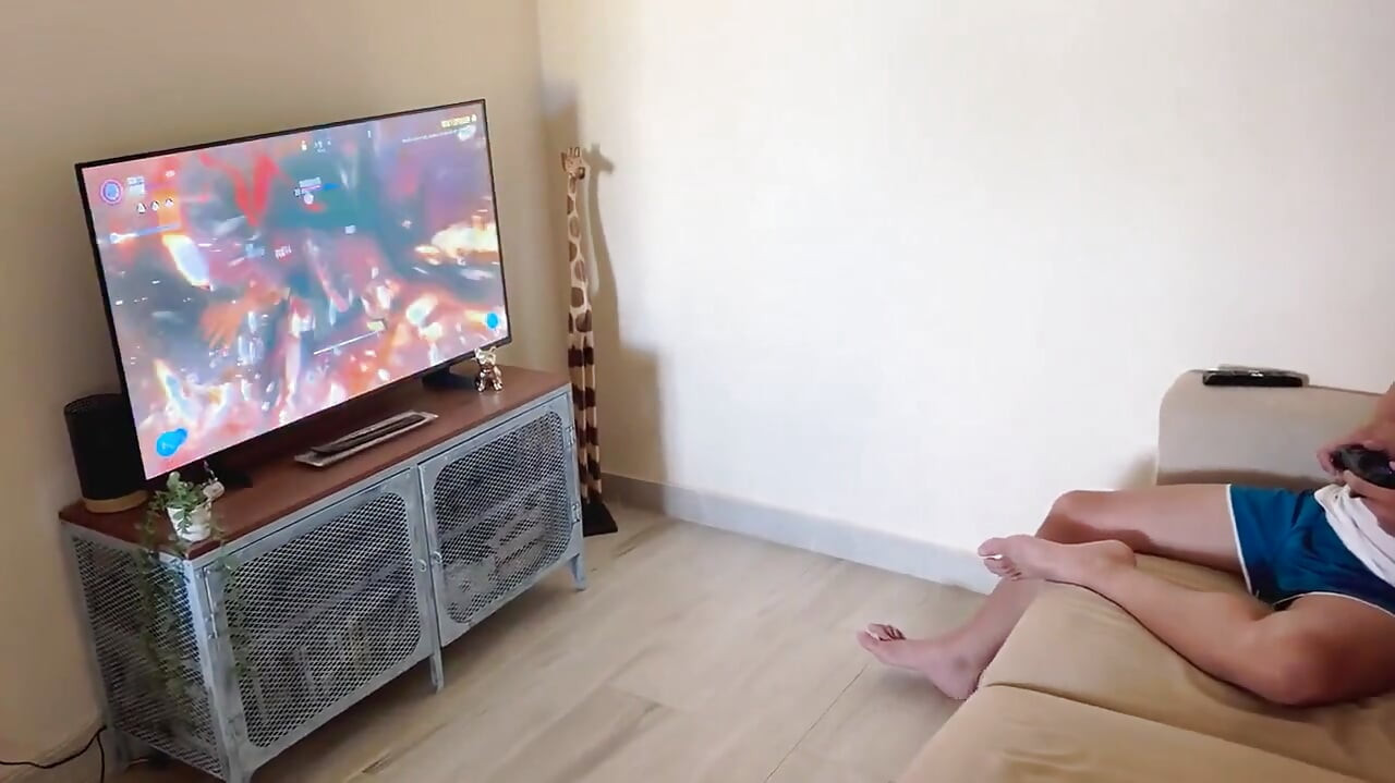 Tôi muốn chơi máy console, nhưng bạn trai tôi rất lẳng lơ và muốn tôi mở rộng hậu môn anh ấy