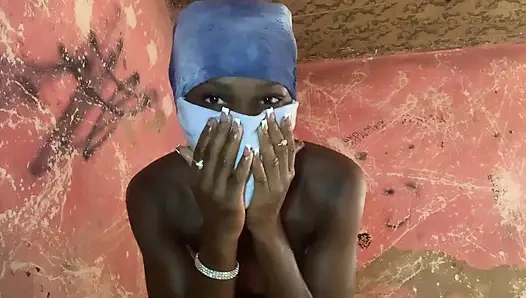 Cewek semok kulit hitam lagi asik ngusap toketnya sambil twerking dari depan dan belakang