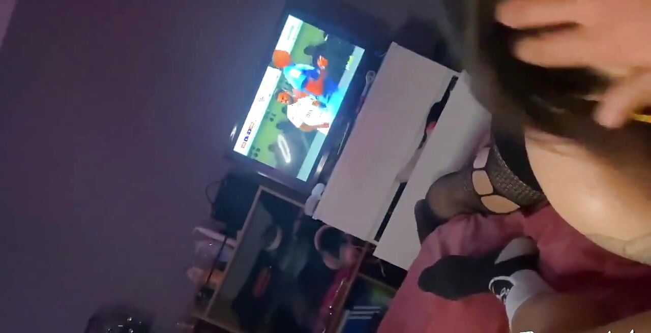 Я перервала свого хлопця, який дивився футбольний матч, щоб відсмоктати його величезний член