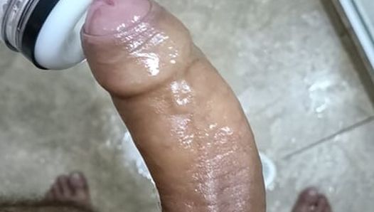 POV - grande pau sem cortes Camilo Brown usando um brinquedo de masturbação automática para obter um intenso orgasmo de gozada