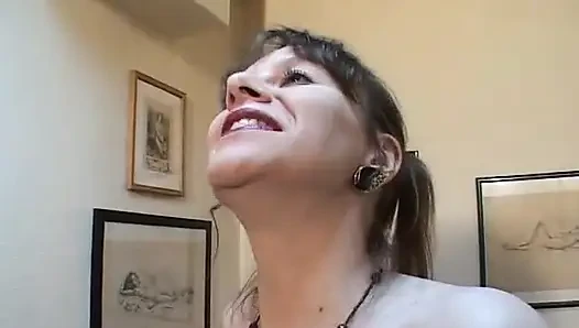 Géraldine spielt mit einem großen dildo