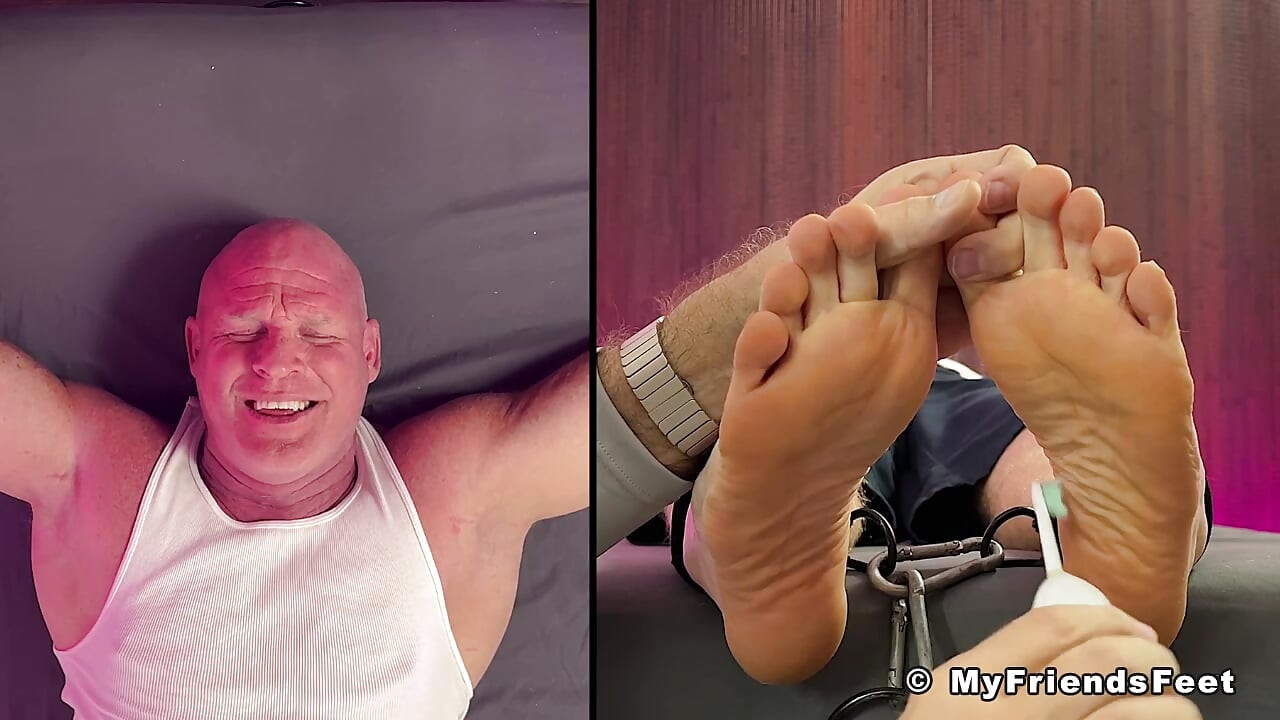 MyFriendsFeet: matahală Dev chicotește tare în timp ce este gâdilată din pitele lui la picioare