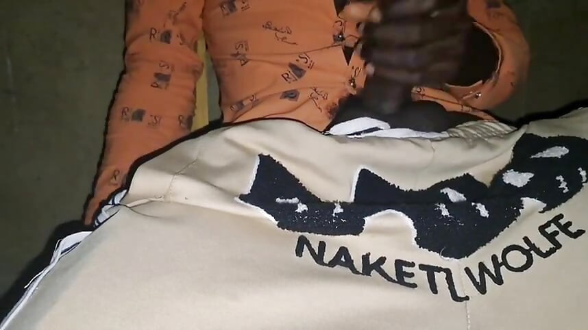 Veliki crni kurac napunjen snagom bazuke