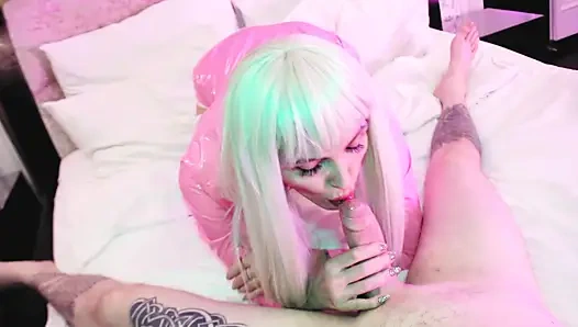 Sarışın orta yaşlı seksi kadın eva lateks fetişi pembe elbiseli minet amcığını sikiyor büyük yarak sapık gonzo