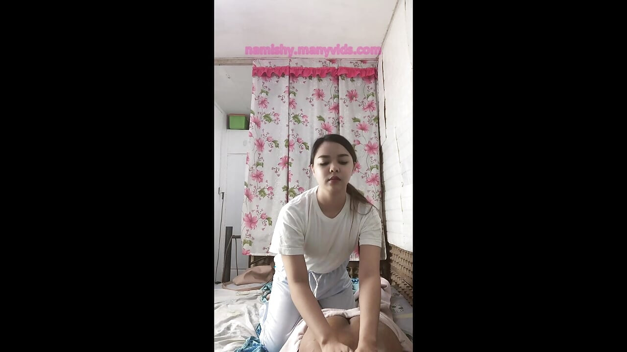 Schüchterne masseuse stimmt zu, zusätzlichen service