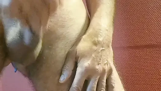 Banyoda yarağımı sıvazlıyorum