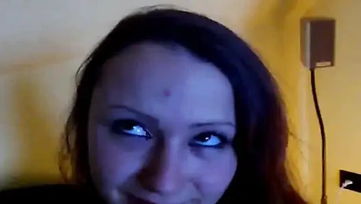 Она крошка из Франции в любительском видео, которая сосет член