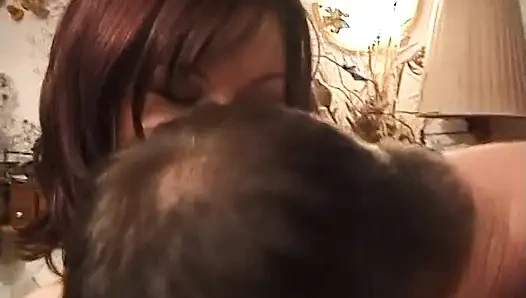 Kızıl saçlı orta yaşlı seksi kadın komşuyla iyi sikişiyor