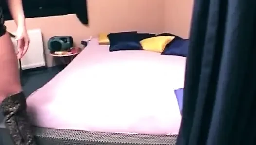 Blondine lutscht schwanz und wird dann hart geritten