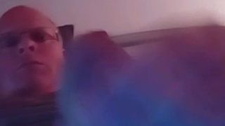 Mann masturbiert mit dem jungen Mädchen, das schmutzig über Skype spricht