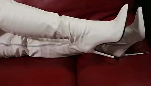 Weiße Stiefel und weiße Strümpfe