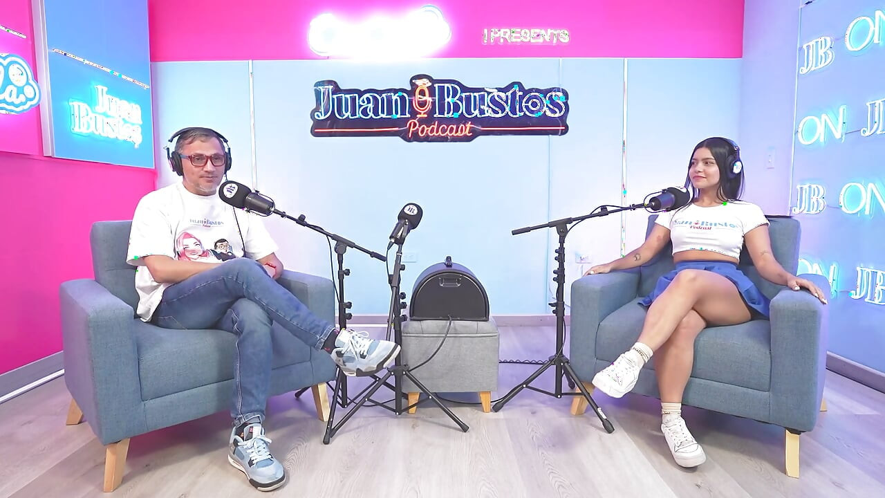 Camilahenao, a Hot College Girl, Has an Extreme Orgasm After Receiving All the Cum in Her Mouth!