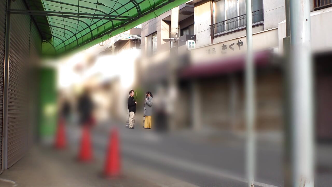 A142F02 Picking up an ordinary housewife while shopping in a small shopping street, hitting it off and heading home on a whim... Hard sex with an amateur mature woman going wild with another man's on her usual bed!