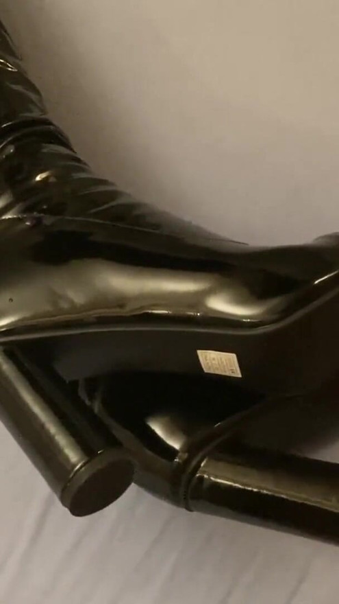 Peeptoe-Fetisch-Stiefel im Bett | Clip 1