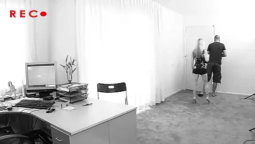 Çılgın bir orgazm olmak isteyen küçük bir sürtüğün ince vücudu için devasa bir sert yarak