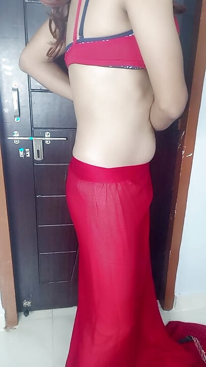 Beau-mère indienne séduit beau-fils en portant un sari rouge devant lui en l'enlevant