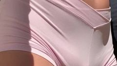 Pendedahan banci jalang untuk jiran comel seluar pendek merah jambu kurus
