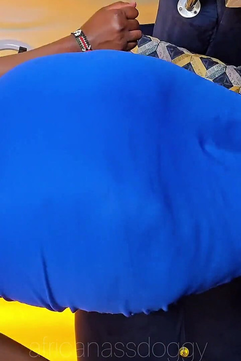 שמלה כחולה שמסתירה תחת שמנמן