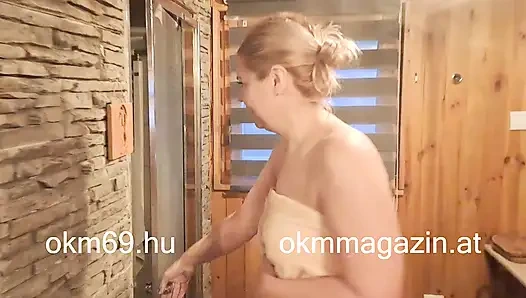 Vicky Wilfing masturbiert unter der Dusche.