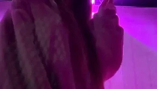 Salah satunya sebatang rokok mengenakan bikini dan jaket di klub