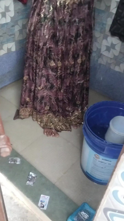 Desi hot pushpa bhabhi bathroom me naha rahi thi tab devar ne video bana liya