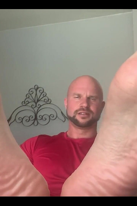 Malo je čudno dok mi skidaš cipele