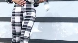 Christina Milian seksowne nogi na obcasach stojących seksownie