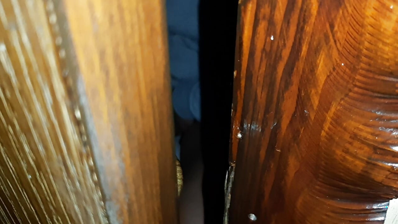 Πιάνω την ετεροθαλή αδερφή μου να αυνανίζεται στην τουαλέτα