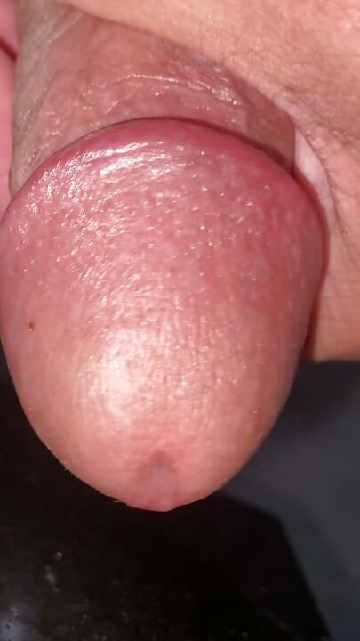 Mi polla está ardiendo y quiero follarme a alguien para el placer de la polla