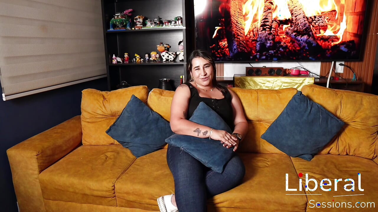 UNA MILF DE GRANDES TETAS GRABANDO SU PRIMER VIDEO PORNO
