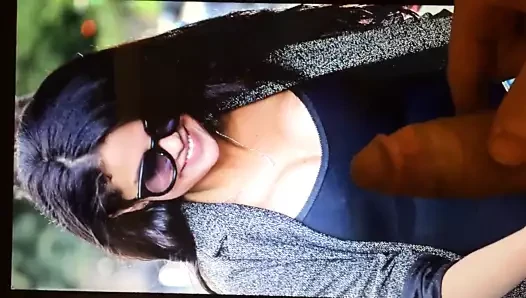 Selena Gomez boşalıyor