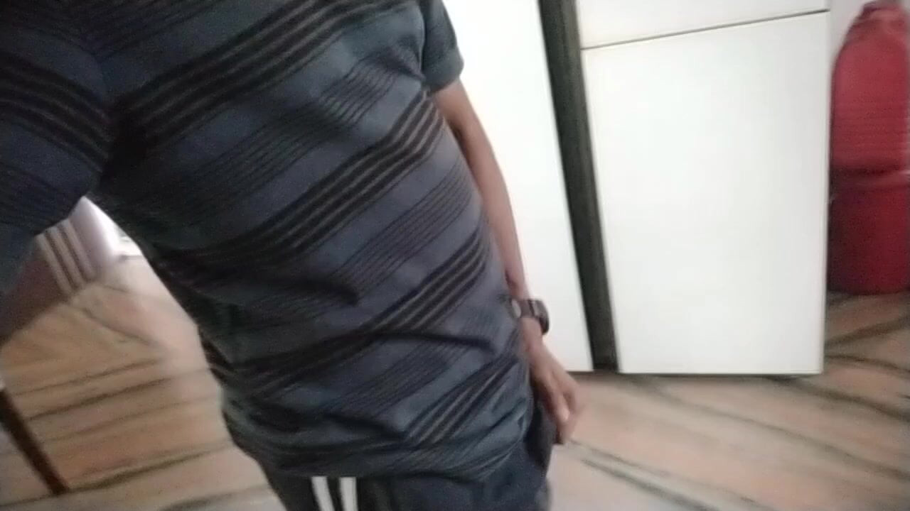 Annemin mutfağında mastürbasyon yapıyor ve inliyor