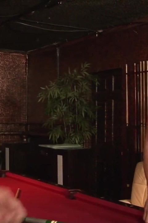 Curva mănâncă spermă după un futai dur pe masa de biliard