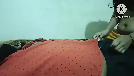 Муж и жена занимается романтическим сексом в спальне