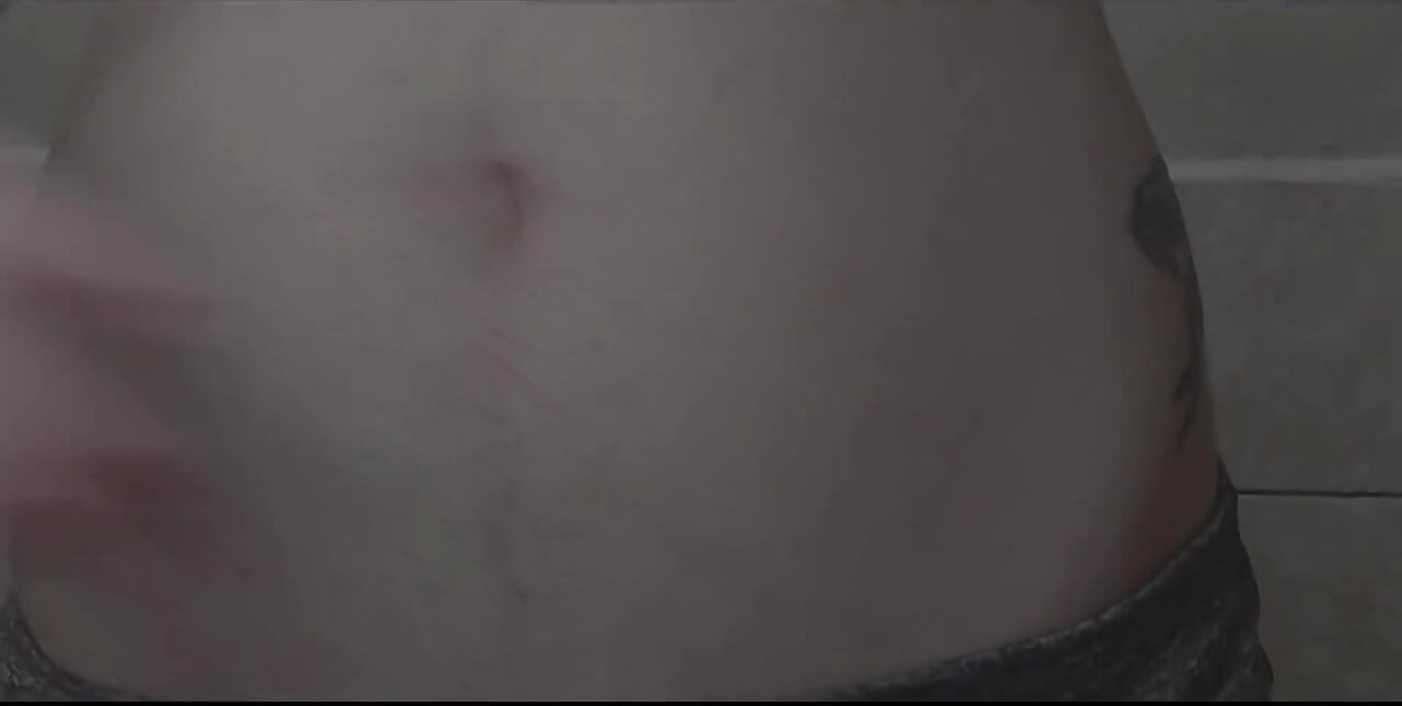 私は毛深いお腹を撫で、握りしめ、膨らませます