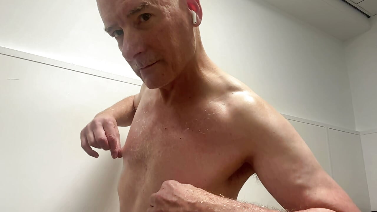 Oily show off at the gym with Titty slo-mo