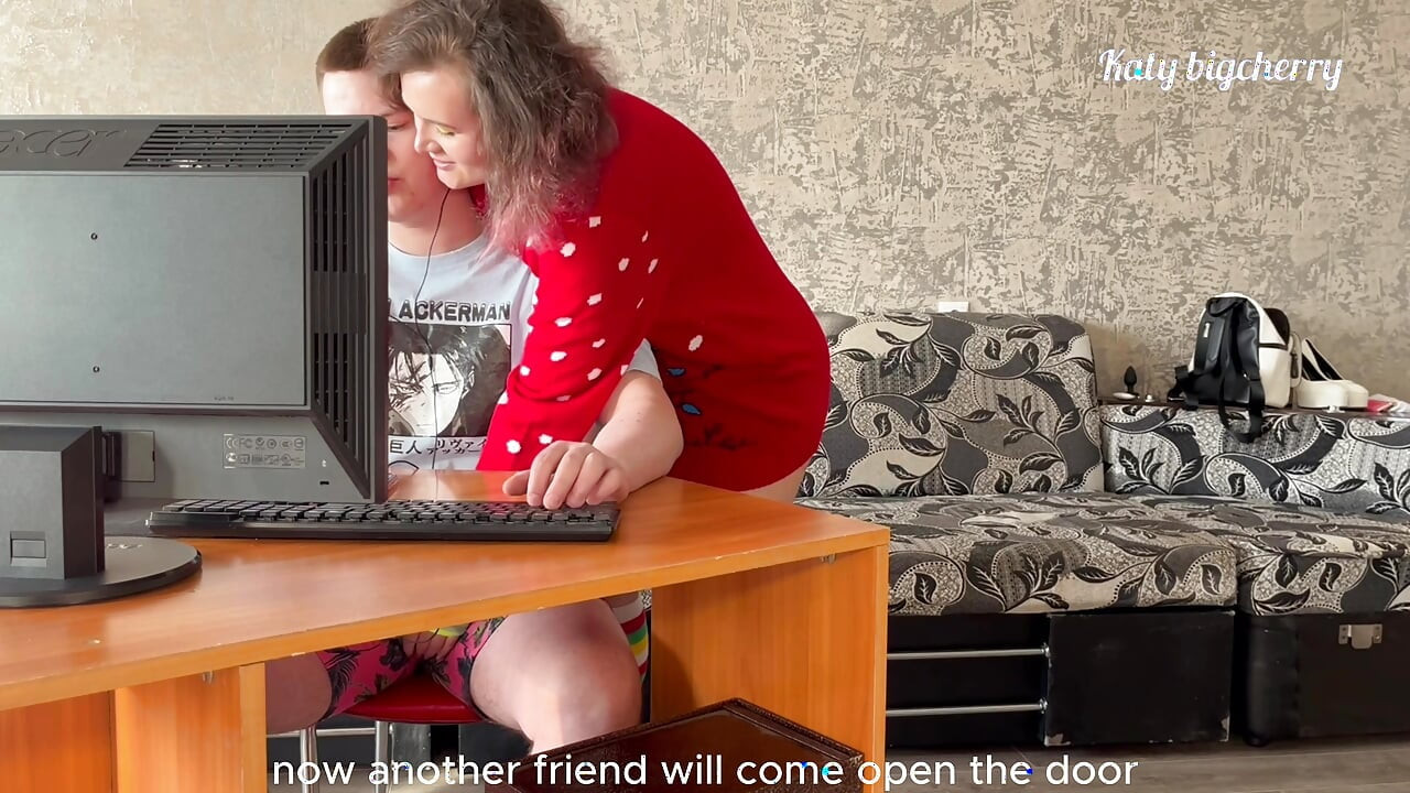 Napaljena cura jebe najboljeg prijatelja svog dečka odmah iza njegovih leđa dok se igra - anal + svršavanje unutra