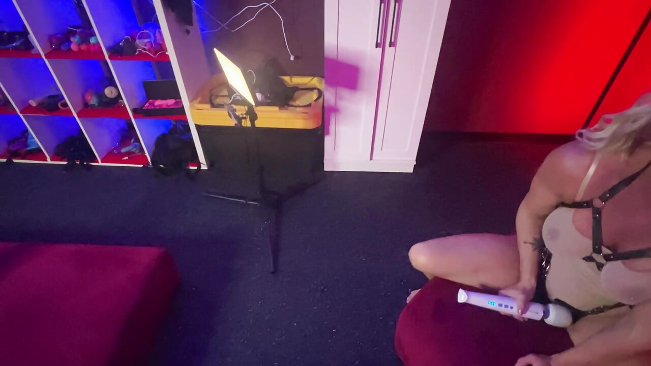 Καυτή ξανθιά παίρνει το νέο της Bad Dragon Double Head Dildo για πρώτη φορά.
