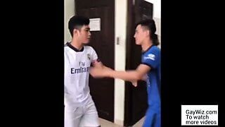 Dos asiáticos con uniforme de fútbol tienen sexo