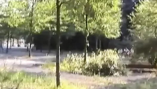Amatör genç kız herkesin içinde biniyor ve yarak emiyor