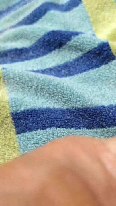 Arriscada masturbação na praia - acariciando meu pau enquanto as pessoas passam | Clipe 2