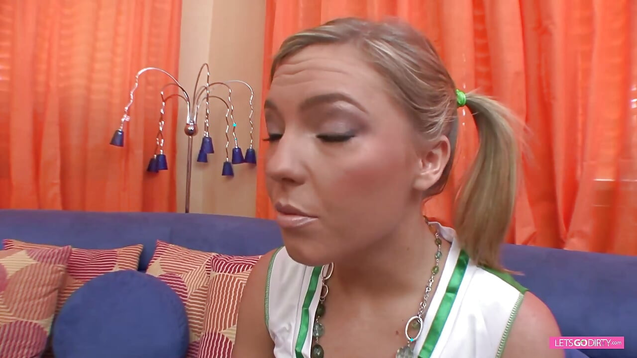 Flexible cheerleader gets screwed