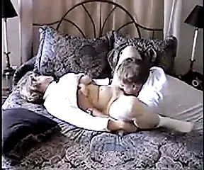 与妻子的小伙子
