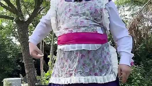 Bahçıvanın kıyafetleriyle tamamen giyinmiş dışarıda sidik duşu alıyor