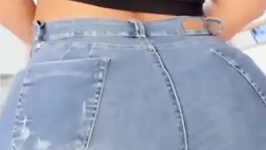 Big Booty in Jeans Dancing