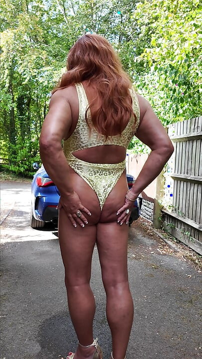 Szexi crossdresser kellycd2022 fehér-arany fürdőruhámban és magassarkúmban